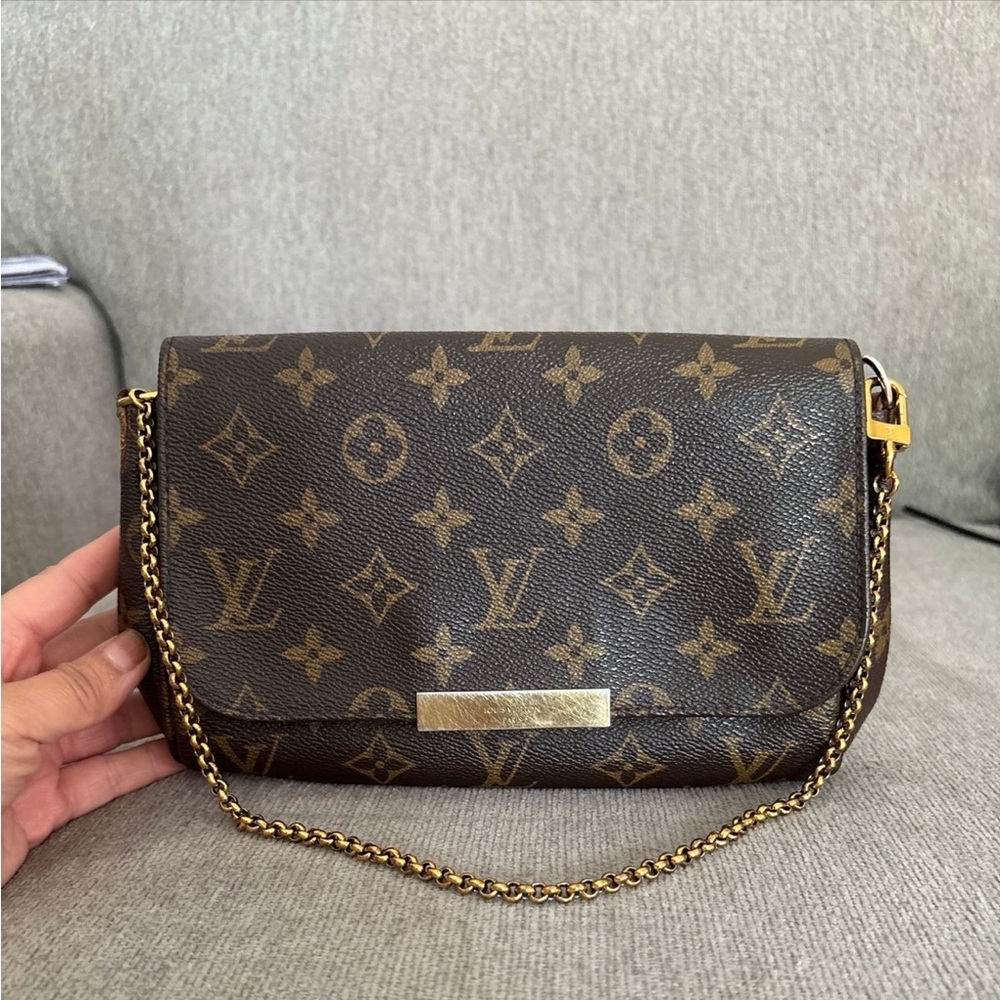 ❌SOLD❌Louis Vuitton Monogram Clutch with Gold Chain